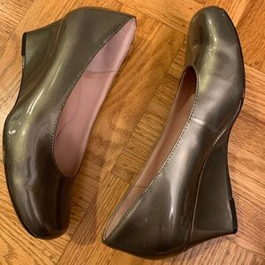 Taryn Rose sz 9 patent leather silver wedges heels